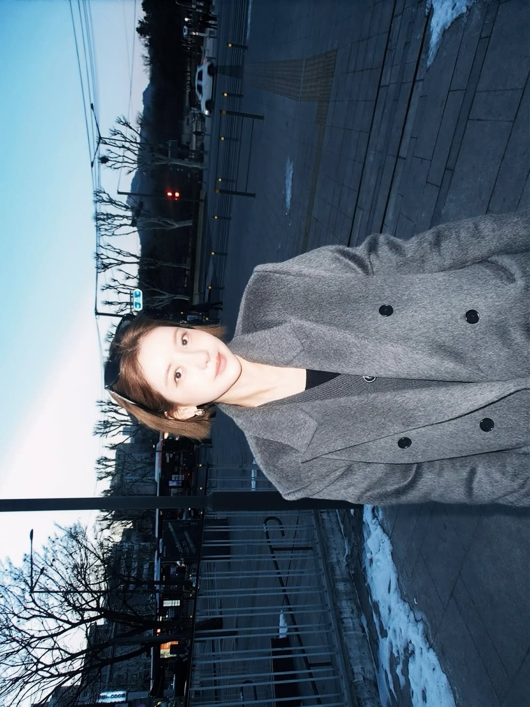Photo shared by 묘정 on January 30, 2026 tagging @29cm.official, and @official_le_. May be an image of one or more people, makeup, duffle coat, overcoat, jacket, parka and text.