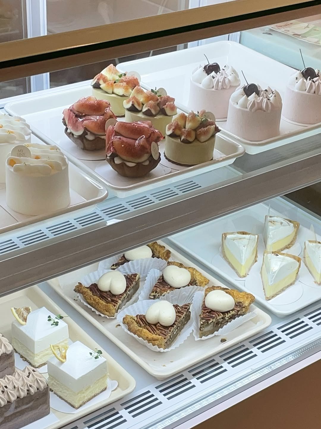 Photo by 나의작은케이크 • mytinycake • 작은케이크 •일산케이크 on August 22, 2025. May be an image of tart, cake, eclair and text.