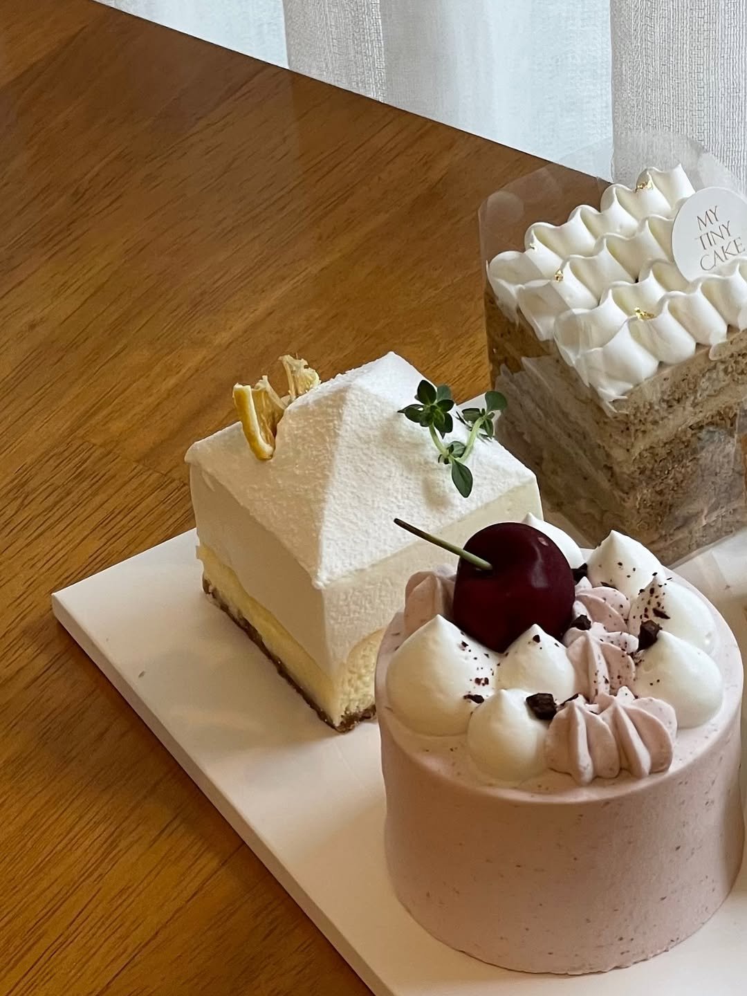 Photo by 나의작은케이크 • mytinycake • 작은케이크 •일산케이크 on August 12, 2025. May be an image of ‎chiffon cake, cheesecake and ‎text that says '‎ل TINY MY CAKE NY‎'‎‎.