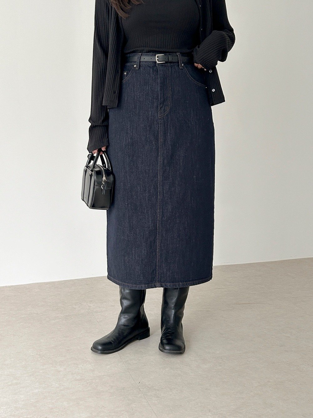 Photo by 마이요니 | 하비 맞춤제작 | 하체커버 코디맛집 on September 28, 2025. May be an image of 1 person, wool, skirt, outerwear and text.