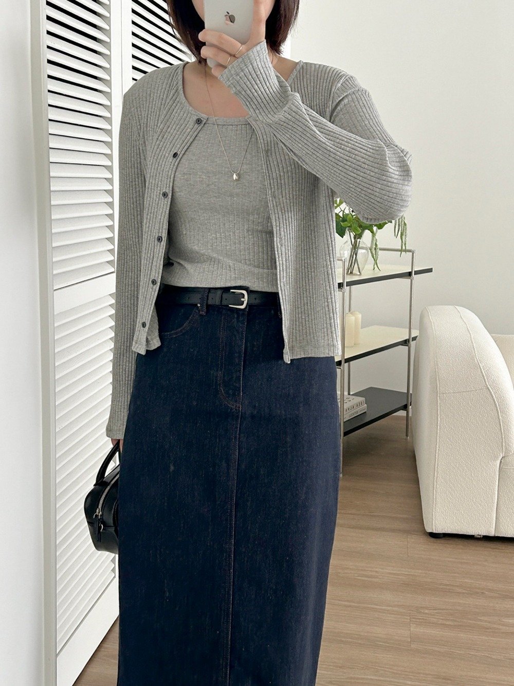 Photo by 마이요니 | 하비 맞춤제작 | 하체커버 코디맛집 on September 15, 2025. May be an image of 1 person, skirt, cardigan and text.