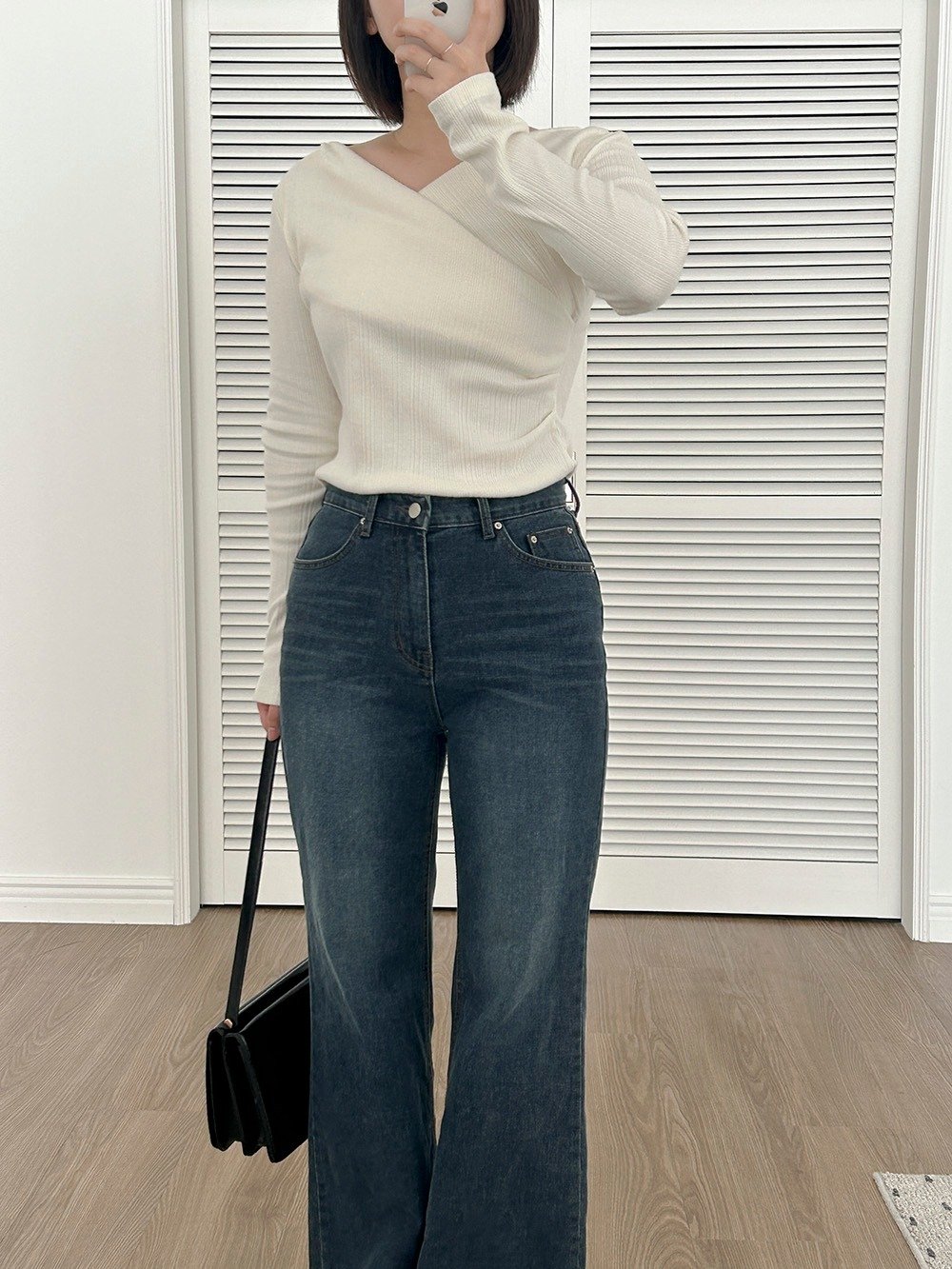 Photo by 마이요니 | 하비 맞춤제작 | 하체커버 코디맛집 on November 12, 2025. May be an image of top, turtleneck and text.