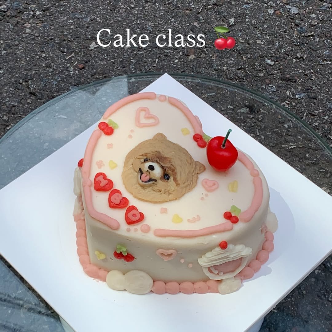 Photo shared by 앤디어 |강아지케이크  | 서울강아지케이크클래스 | 서울강아지케이크 on November 30, 2025 tagging @n.dear_ing. May be an image of cake, fruitcake and text that says 'Cakeclass Cake class'.