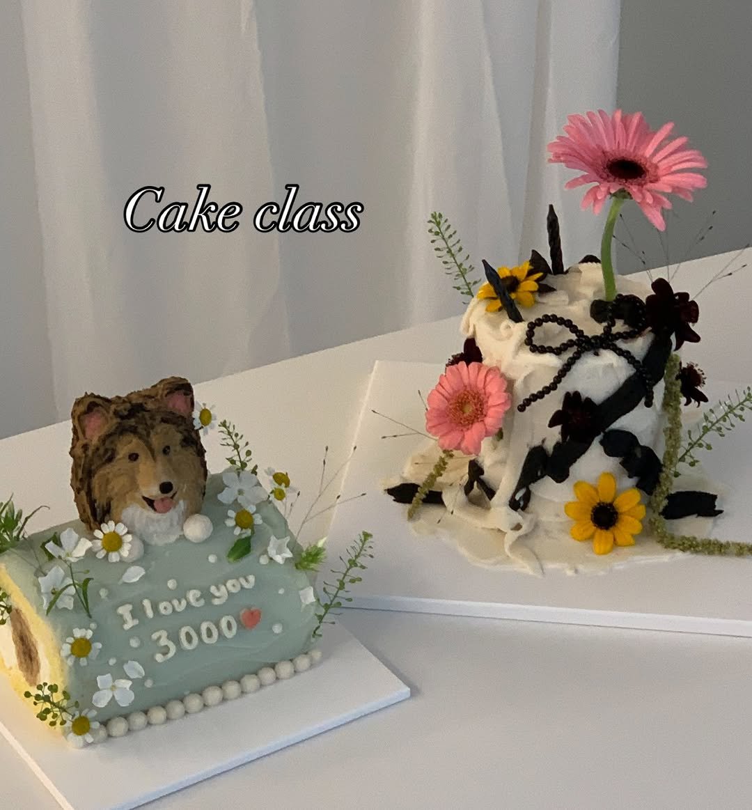 Photo shared by 앤디어 |강아지케이크  | 서울강아지케이크클래스 | 서울강아지케이크 on December 05, 2025 tagging @n.dear_ing. May be an image of wedding cake, flower arrangement, prairie gentian, baby's-breath, globe amaranth and text that says 'Cakeclass Cake class Ilove Iloveyou you 3000 ig'.