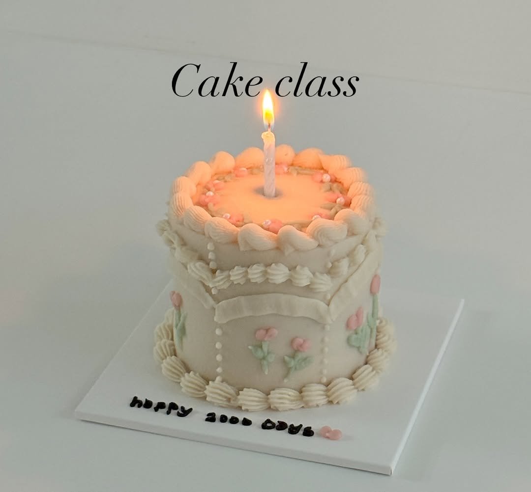 Photo shared by 앤디어 |강아지케이크  | 서울강아지케이크클래스 | 서울강아지케이크 on September 03, 2025 tagging @n.dear_ing. May be an image of cake, candle and text that says 'Cake Cakeclass class አሥያያ 3... Day'.
