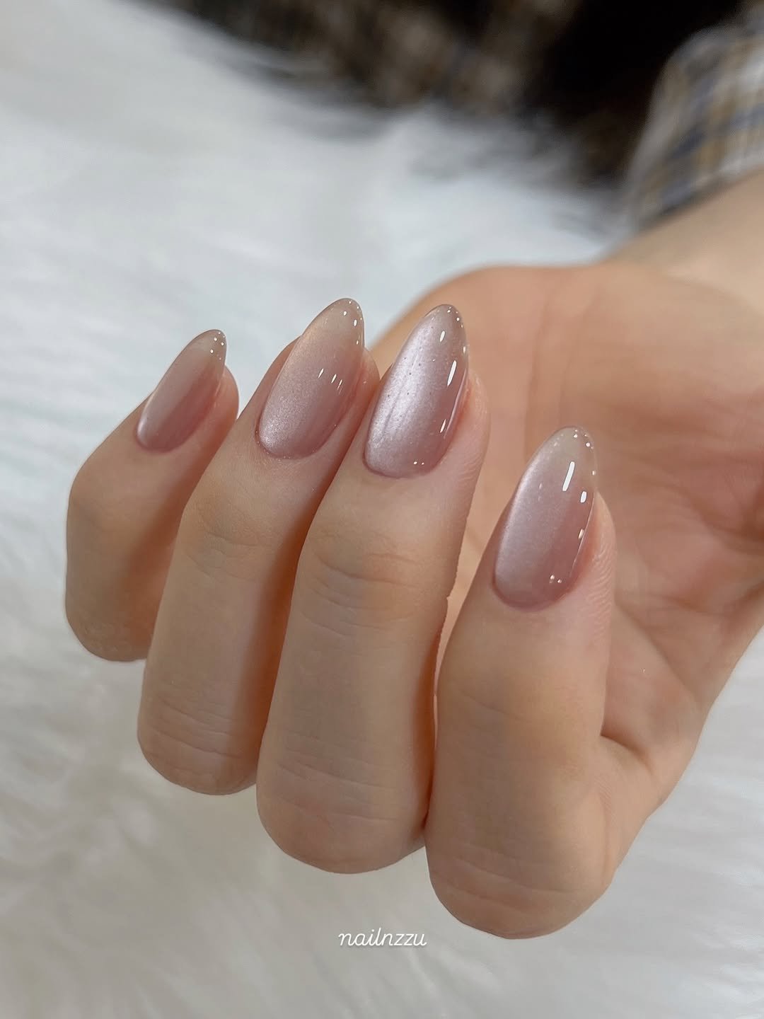 Photo by nail nzzu 네일엔쭈 ➿ 석촌네일 잠실네일 송파네일 웨딩네일 on September 27, 2025. May be an image of one or more people, fingernails and text.