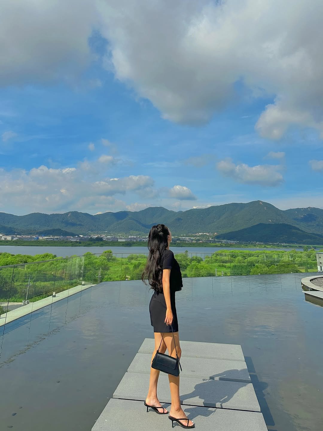 Photo by 유지어터 jiny :) on September 17, 2025. May be an image of 1 person, horizon, lake, the Panama Canal, pool, cloud and text.