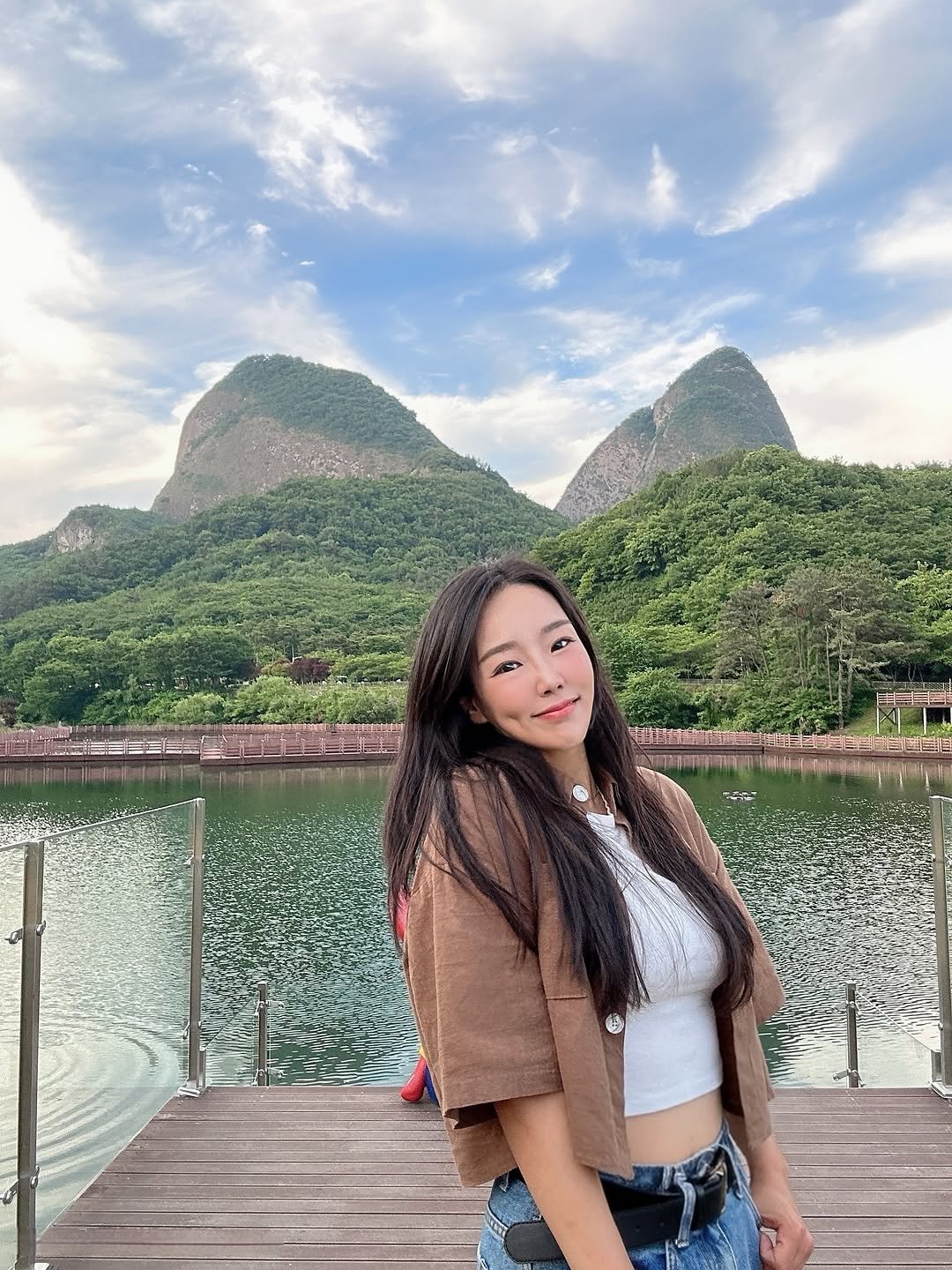 Photo by 유지어터 jiny :) on June 06, 2025. May be an image of lake, mountain and text.