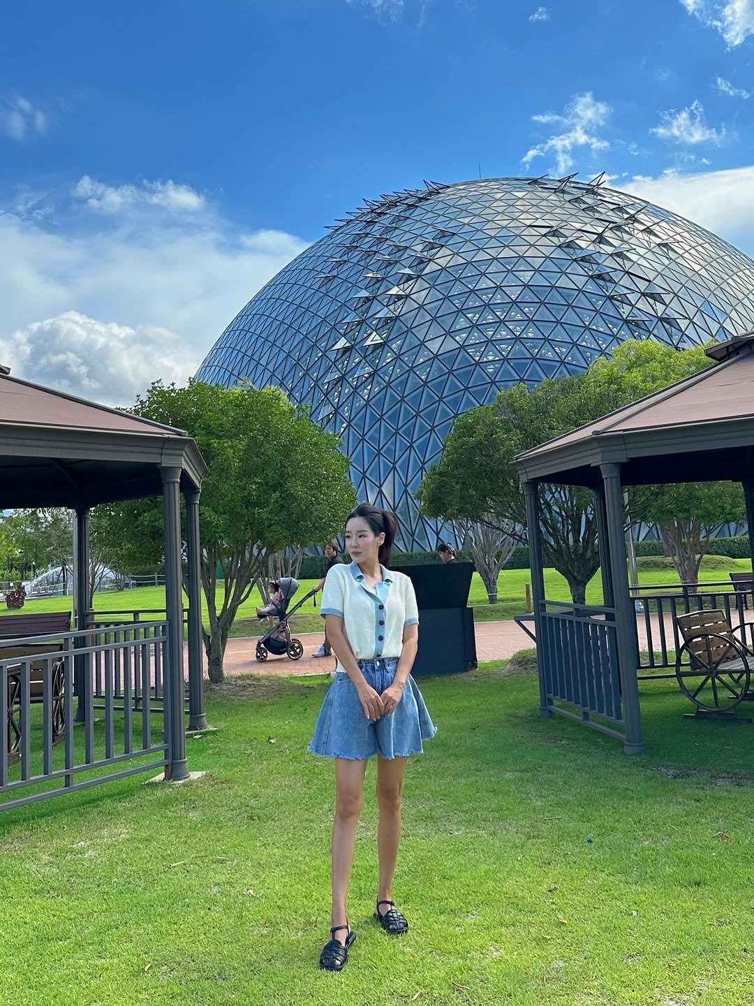 Photo by 유지어터 jiny :) on September 20, 2025. May be an image of 2 people, outdoors and text.