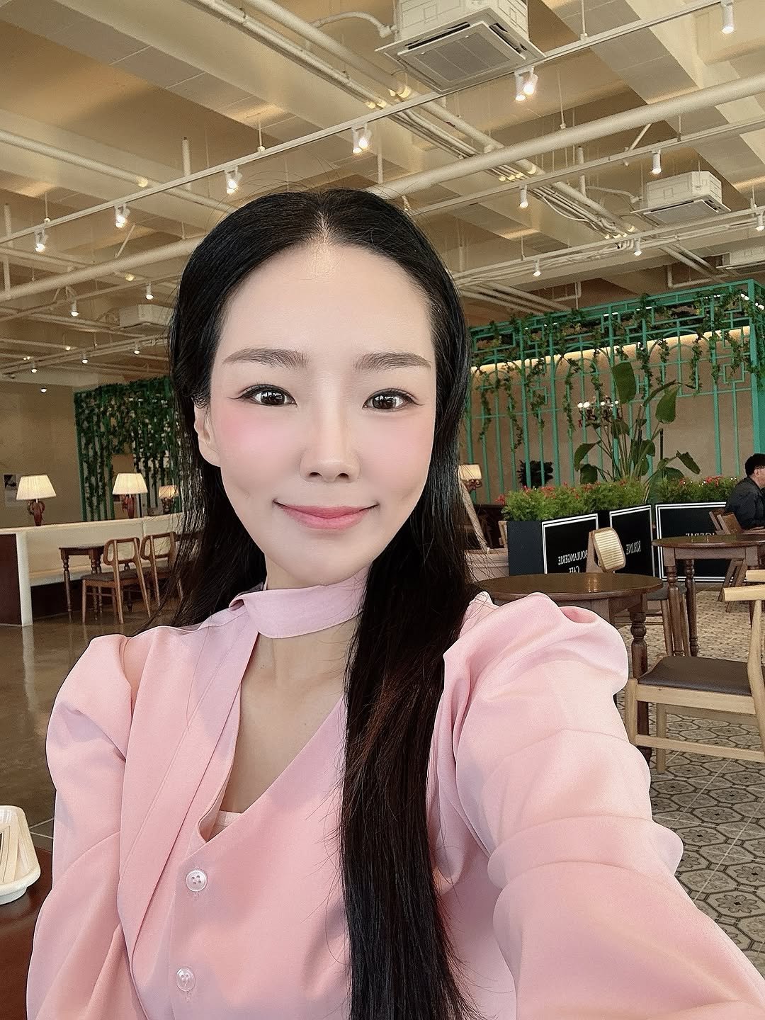 Photo by 유지어터 jiny :) on November 27, 2025. May be a selfie of one or more people, braids and text.