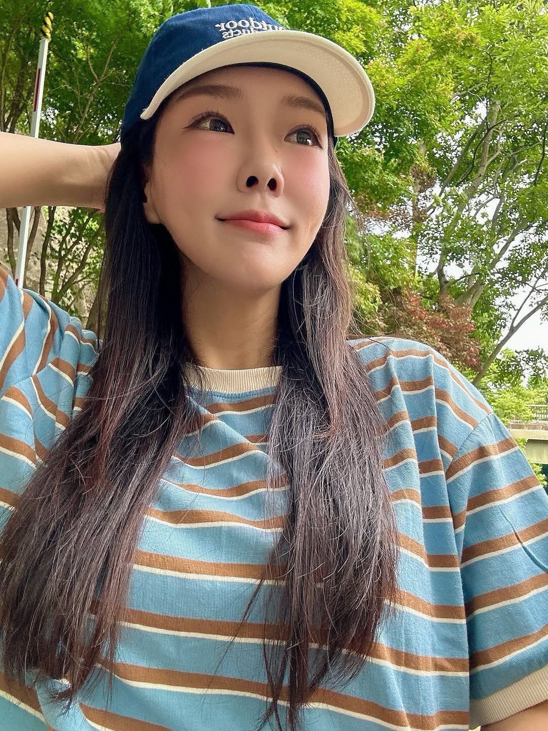 Photo by 유지어터 jiny :) on June 08, 2025. May be an image of one or more people, hair, hat, top, outdoors and text.