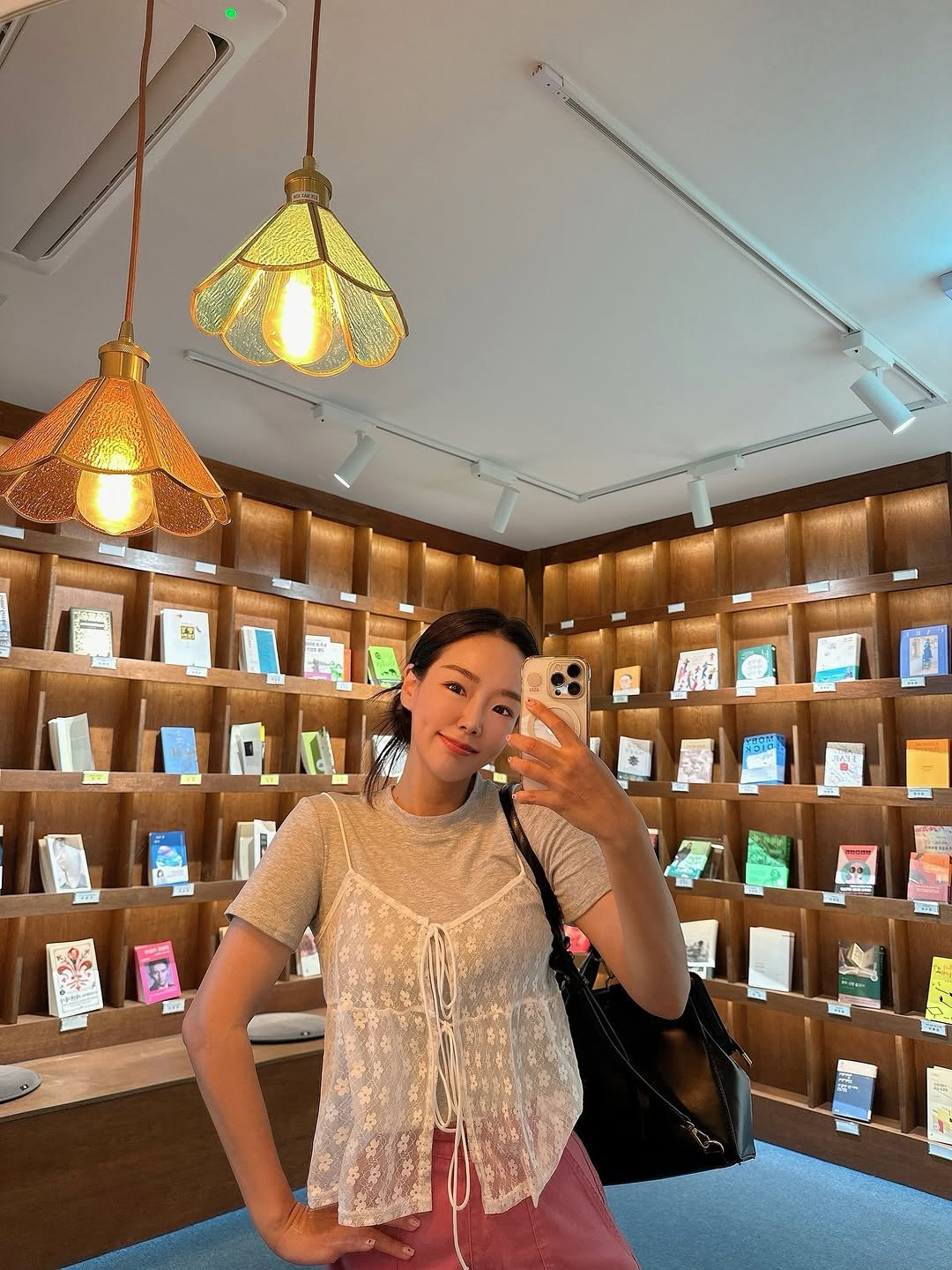 Photo by 유지어터 jiny :) on June 07, 2025. May be a selfie of phone, chandelier, cornflower and text.