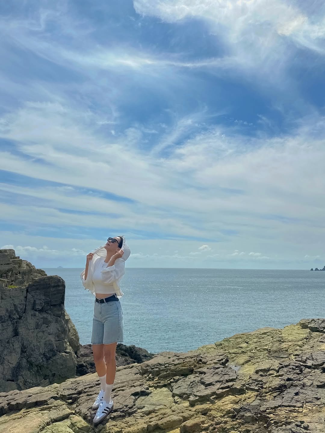 Photo by 유지어터 jiny :) on September 22, 2025. May be an image of 1 person, ocean, Durdle Door and text.