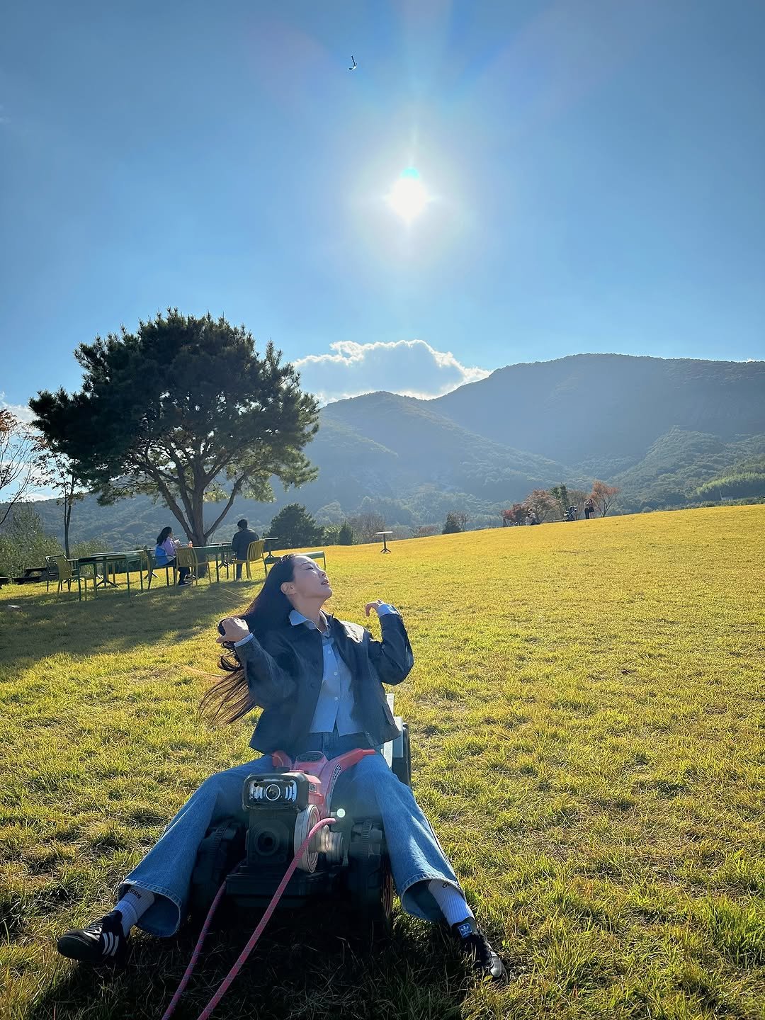 Photo by 유지어터 jiny :) on November 02, 2025. May be an image of grass, park, picnic and text.