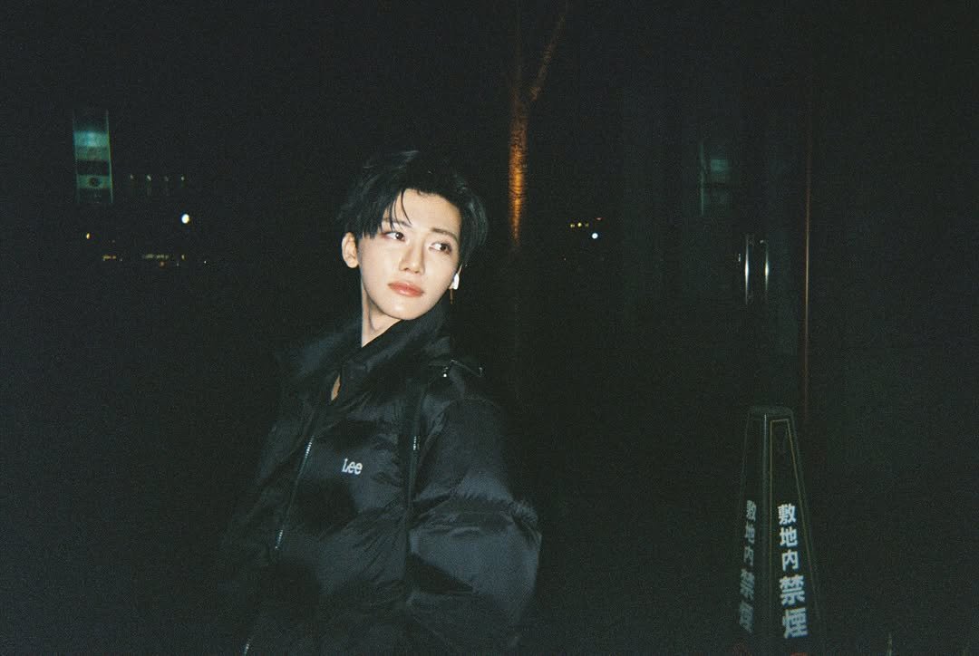 Photo by JAEMIN on January 29, 2026. May be an image of overcoat, duffle coat, cigarette, parka, turtleneck, street and text.