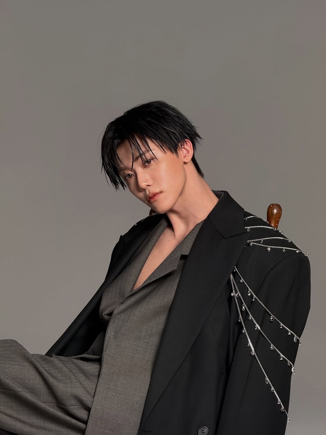 Photo by JAEMIN on February 12, 2026. May be an image of one or more people, hair, makeup, overcoat, bolo tie, blazer, dinner jacket, suit and text.