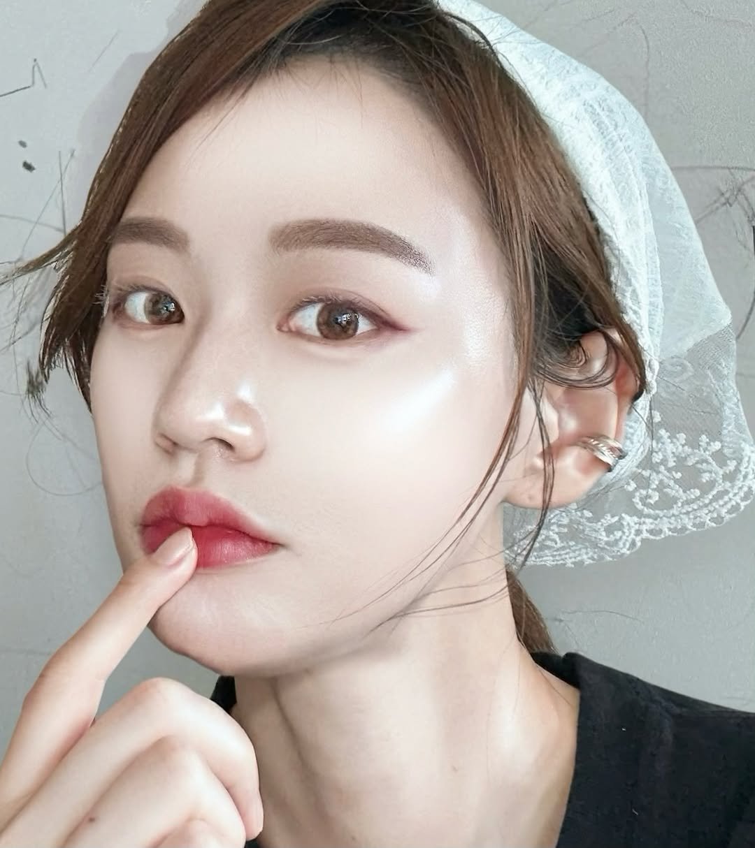 Photo by 스와니🍂 on August 25, 2025. May be an image of 1 person, makeup, lipstick, hair and text.