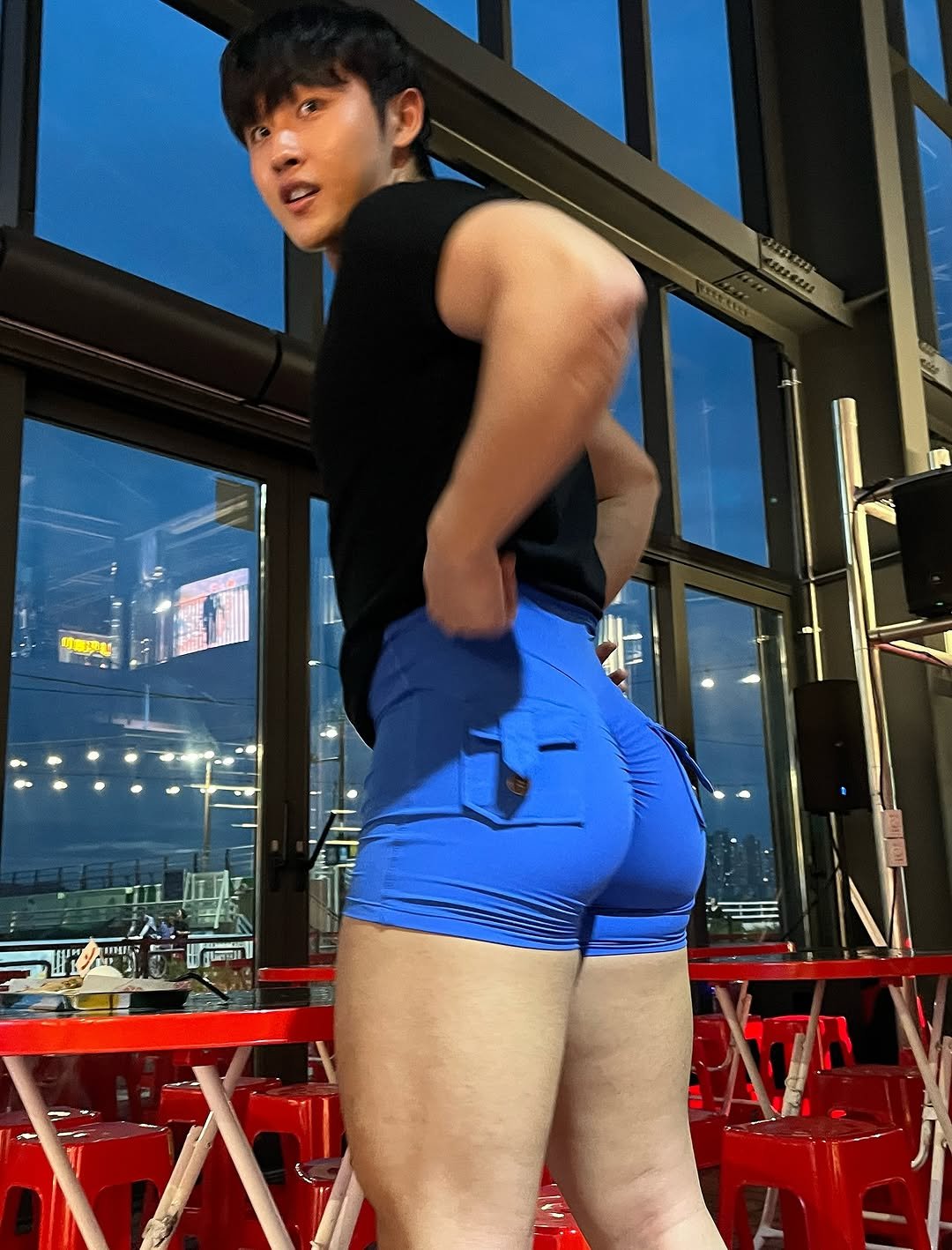 Photo by 나코깅 🍑 in 부산광역시 광안리. May be an image of 1 person, body building, shorts, sportswear and text.