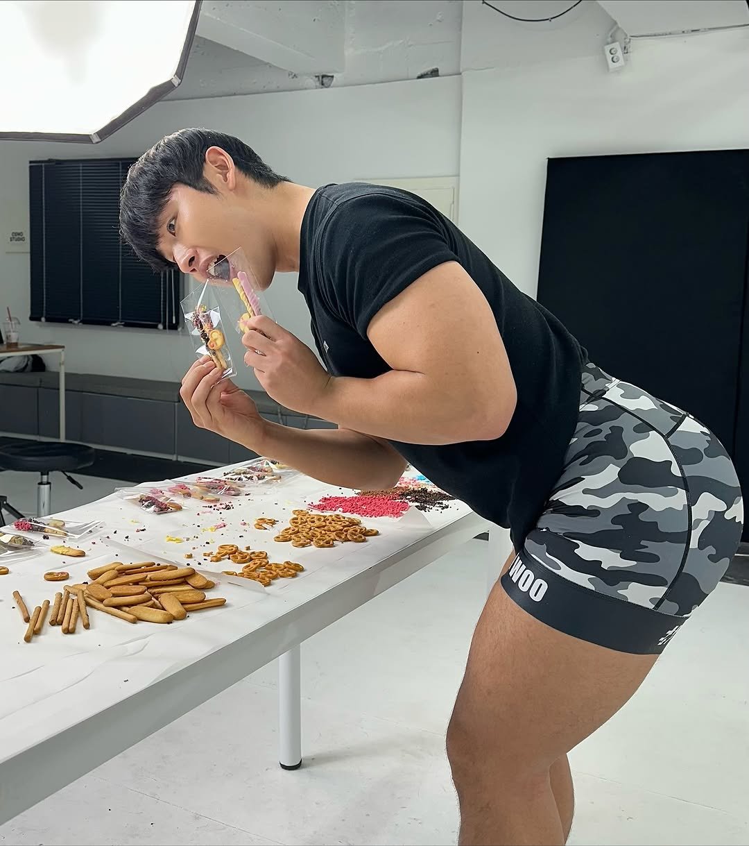 Photo by 나코깅 🍑 on November 10, 2025. May be an image of body building, pretzel, bagel and text.