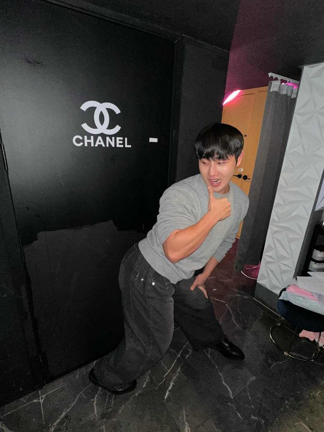 Photo by 나코깅 🍑 on November 30, 2025. May be an image of one or more people, makeup, sweatpants and text that says 'C CHANEL'.