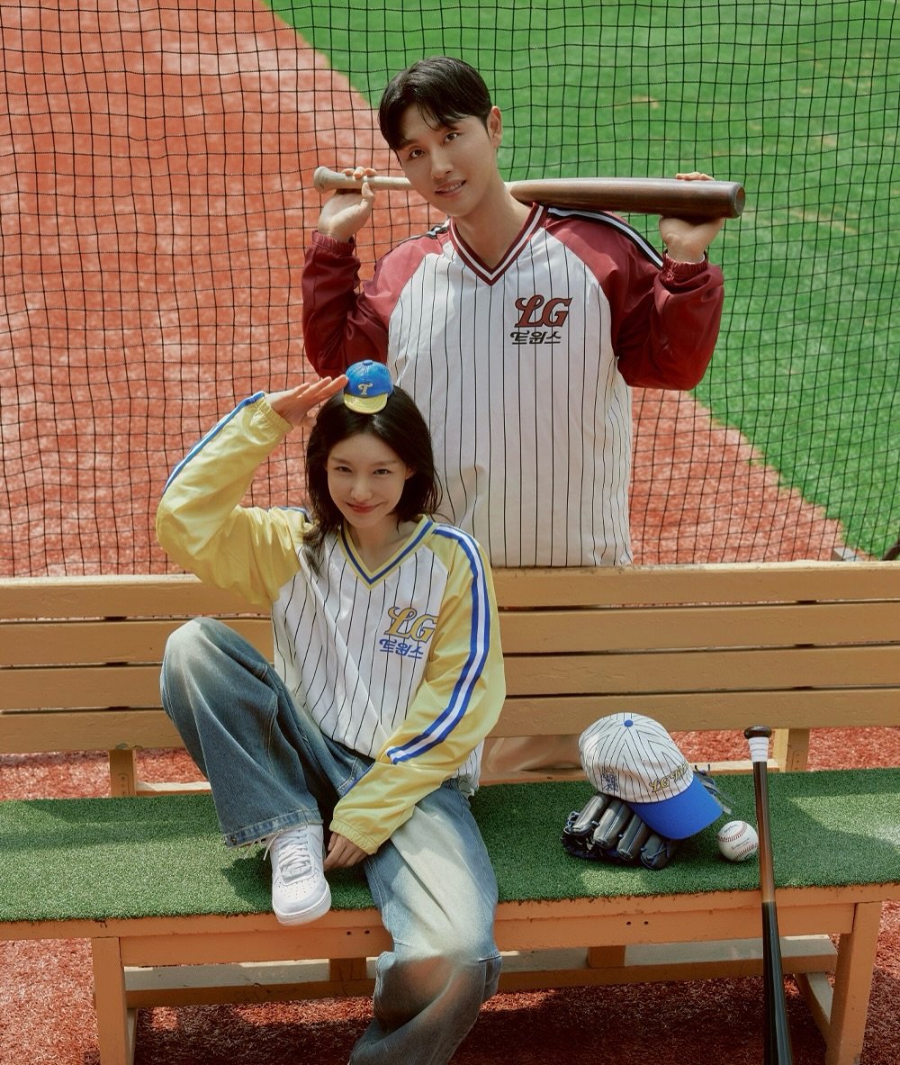 Photo shared by 나코깅 🍑 on September 09, 2025 tagging @shin_so_yul, @1993studio_official, and @lgtwinsbaseballclub. May be an image of 2 people, people playing baseball, outdoors and text.