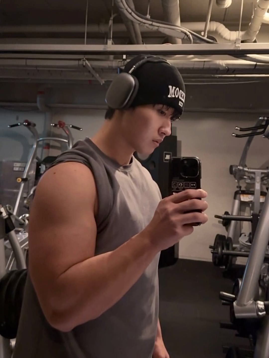 Photo by 나코깅 🍑 on February 01, 2026. May be an image of one or more people, biceps, people bodybuilding, dumbbell and text.