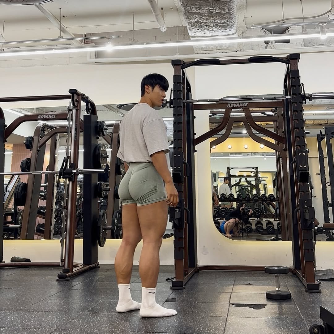 Photo by 나코깅 🍑 on August 10, 2025. May be an image of 2 people, people bodybuilding, shorts, sportswear and text.