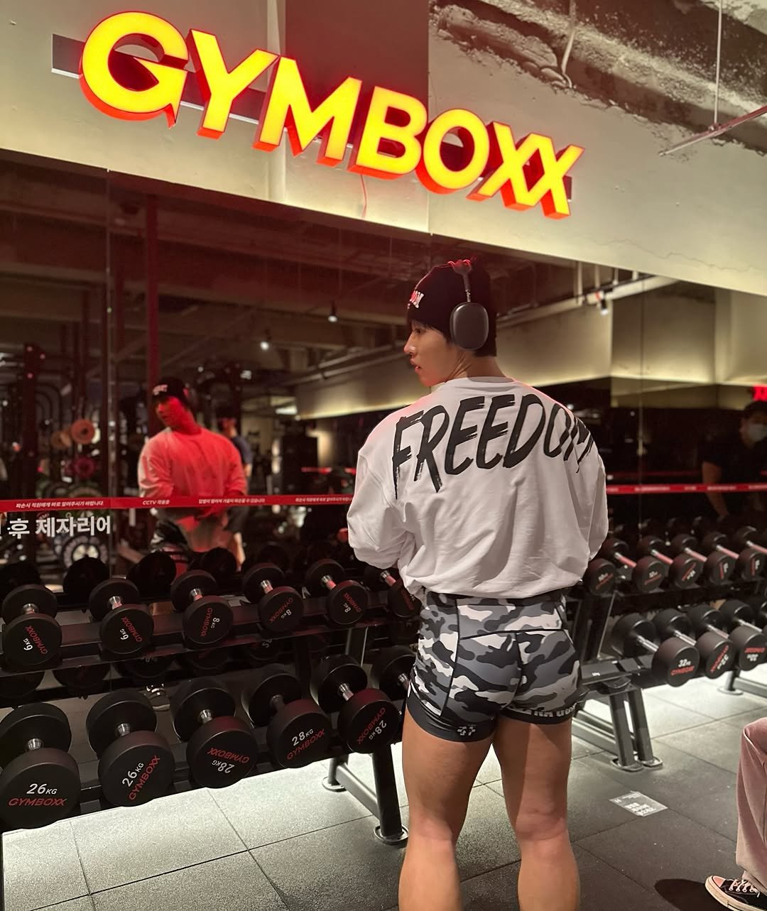 Photo shared by 나코깅 🍑 on January 07, 2026 tagging @gymboxx_official, and @freedom__athletic. May be an image of body building, activewear, sportswear, shorts, sweatpants and text that says 'GYMBOX 卓 체자리어 FREEDUN 26Kor 26KG'.
