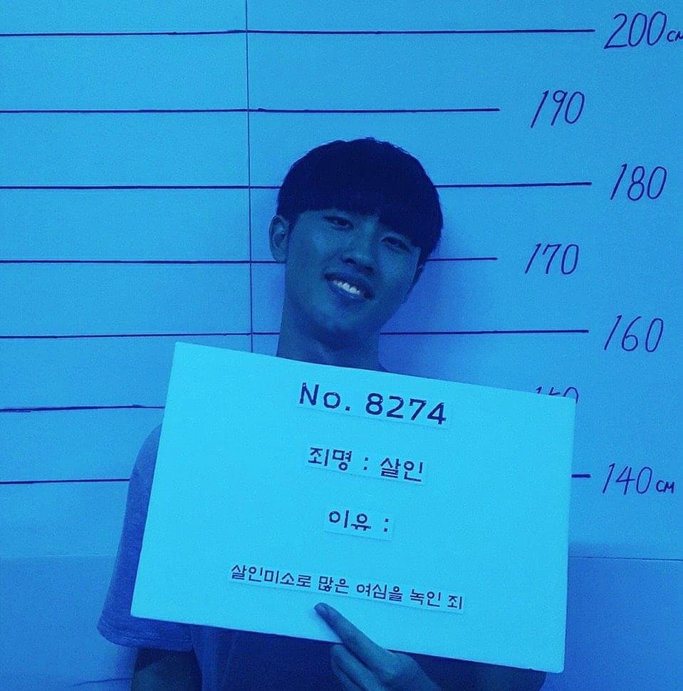 Photo by 나코깅 🍑 on August 13, 2025. May be an image of 2 people and text that says '200 190 170 160 No. No. No.8274 8274 ر 죄명 이유 140CH 살인미소로 많은 여십을 녹인 최'.