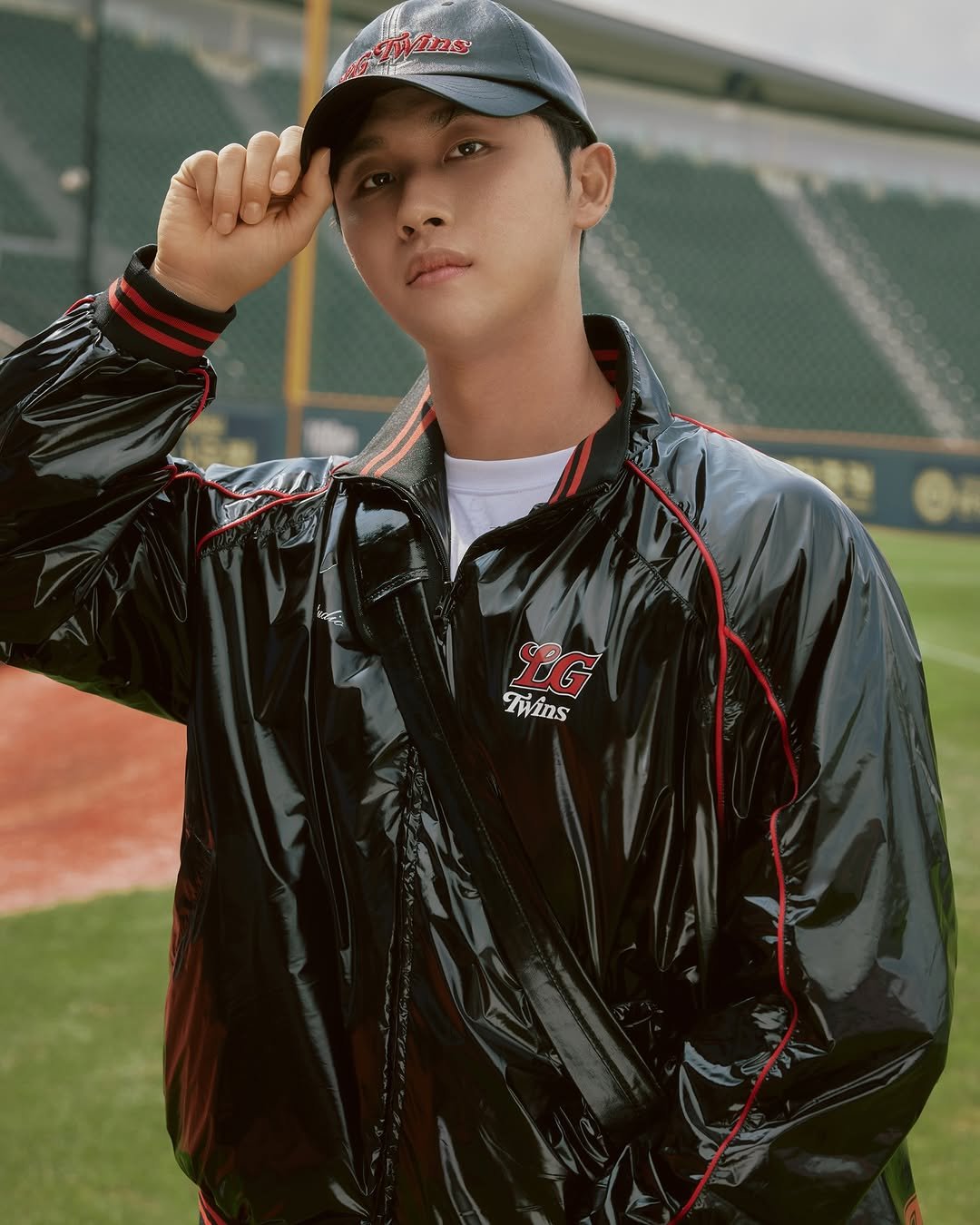 Photo by 나코깅 🍑 on September 15, 2025. May be an image of 1 person, playing baseball, raincoat, parka, jacket and text that says 'ins Twins TWins ر LG'.