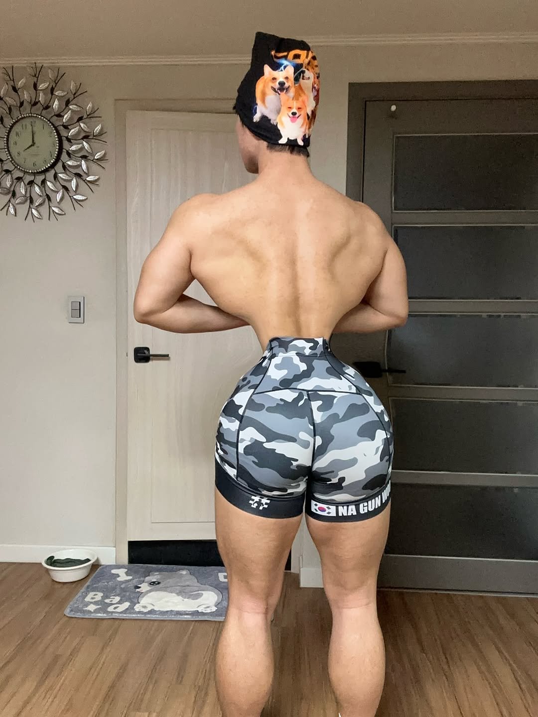 Photo by 나코깅 🍑 on February 09, 2026. May be an image of body building, sportswear and text that says ': NA GUN H သ ေ 1 9'.