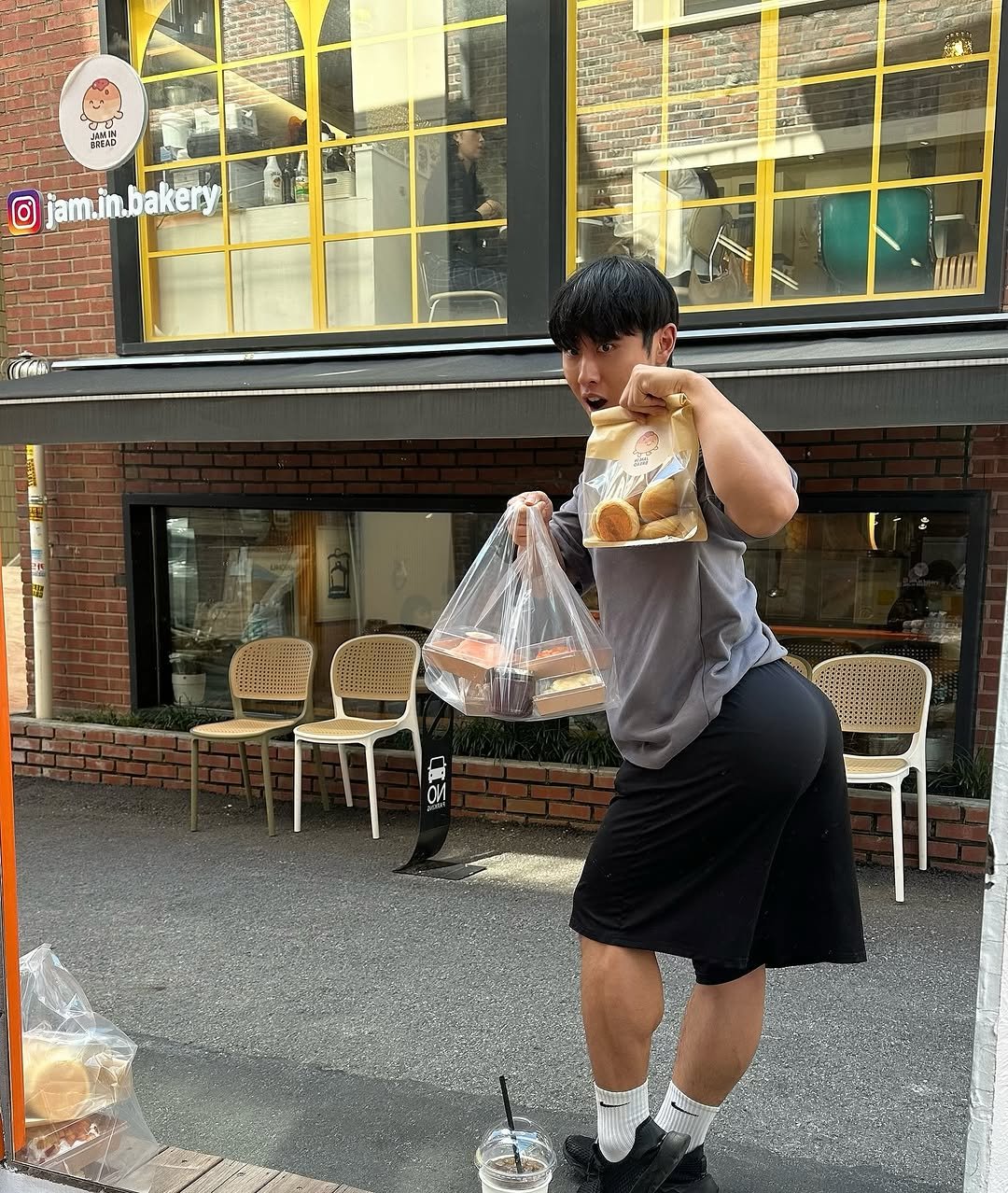 Photo shared by 나코깅 🍑 on September 21, 2025 tagging @jam.in.bakery. May be an image of 1 person, kilt and text that says 'jam.in jam.in.bakery .bakery الل'.