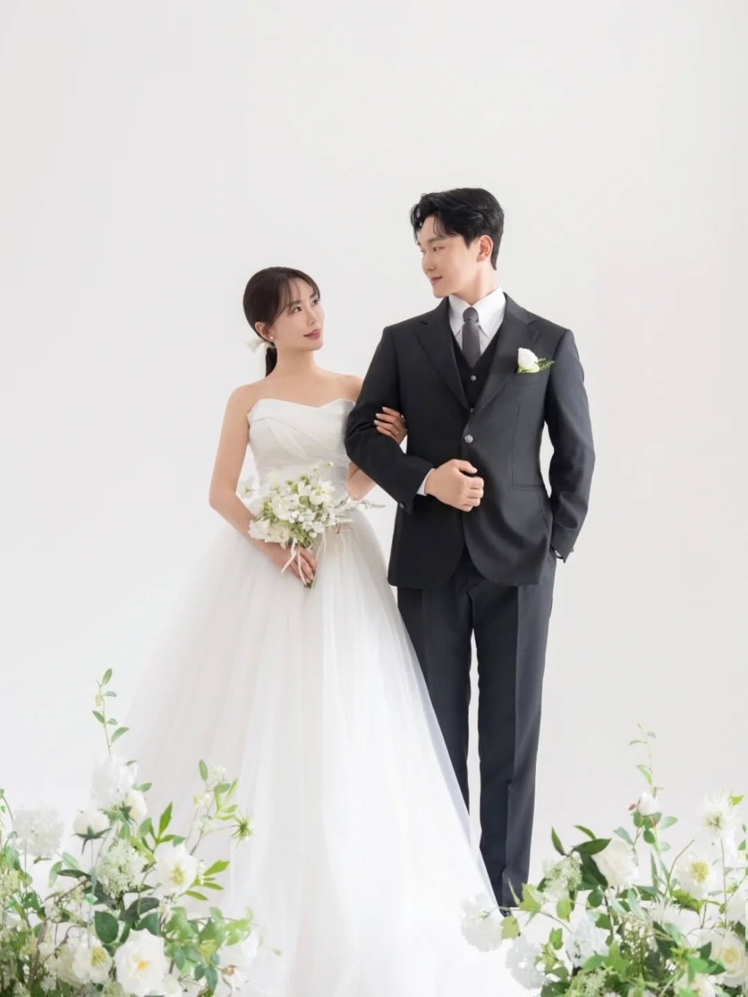 Photo shared by 박민기 on September 16, 2025 tagging @nae_leee. May be an image of dinner jacket, prairie gentian and wedding.