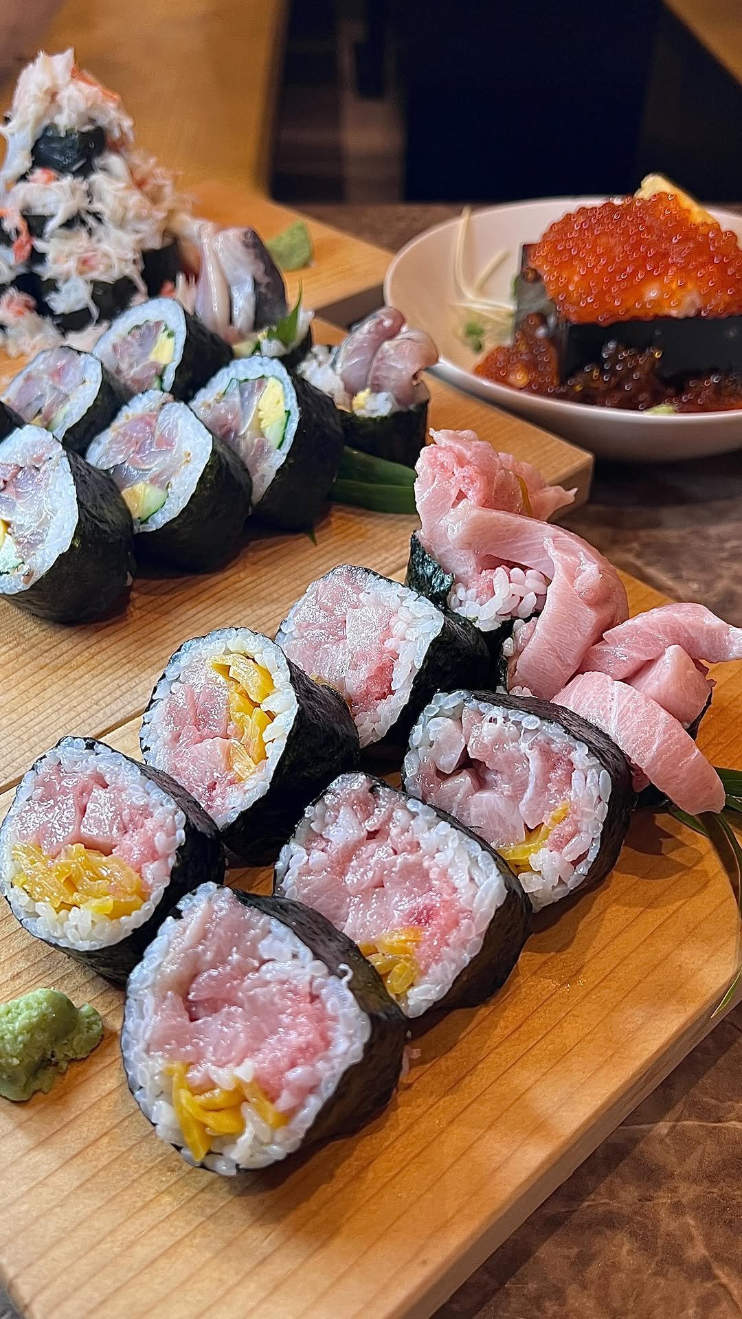 nagoya_meshi_ 게시물 이미지: トロ爆盛り!なトロタク太巻き、海鮮と焼肉が美味いお店。
□食べたもの
◯こぼれイクラ飯 ...