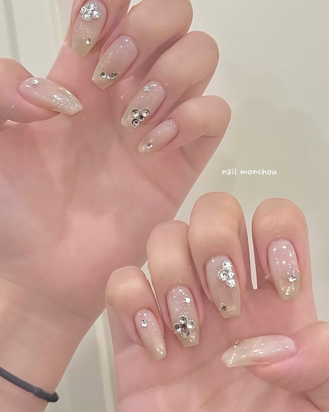 Photo by 인계동네일•수원네일•수원시청네일 | 네일몽슈 🦢🤍 in Suwon, South Korea. May be an image of one or more people, fingernails and text that says 'nailmonchou nail monchou'.