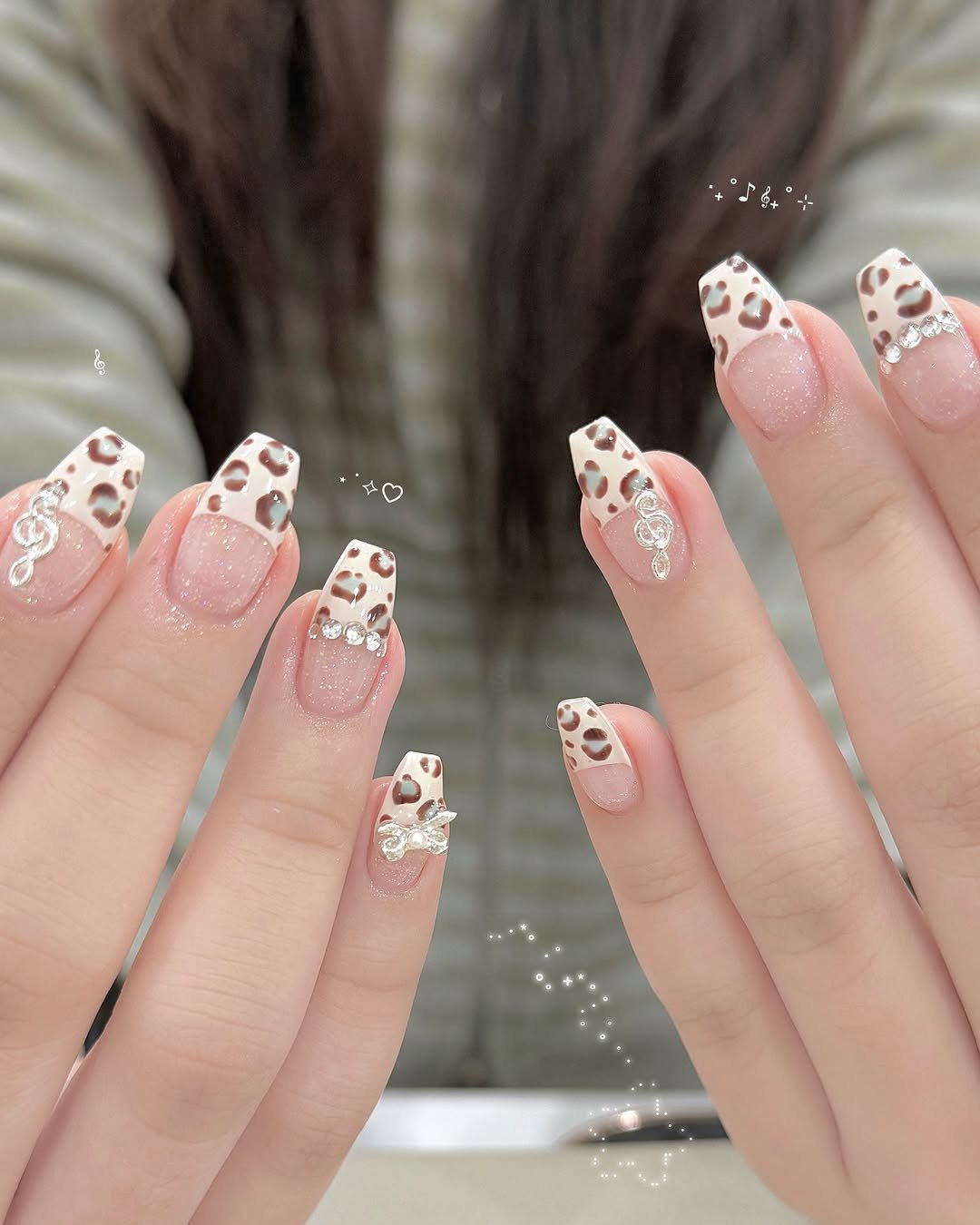 Photo by 인계동네일•수원네일•수원시청네일 | 네일몽슈 🦢🤍 in 행궁동. May be an image of one or more people, fingernails and text.