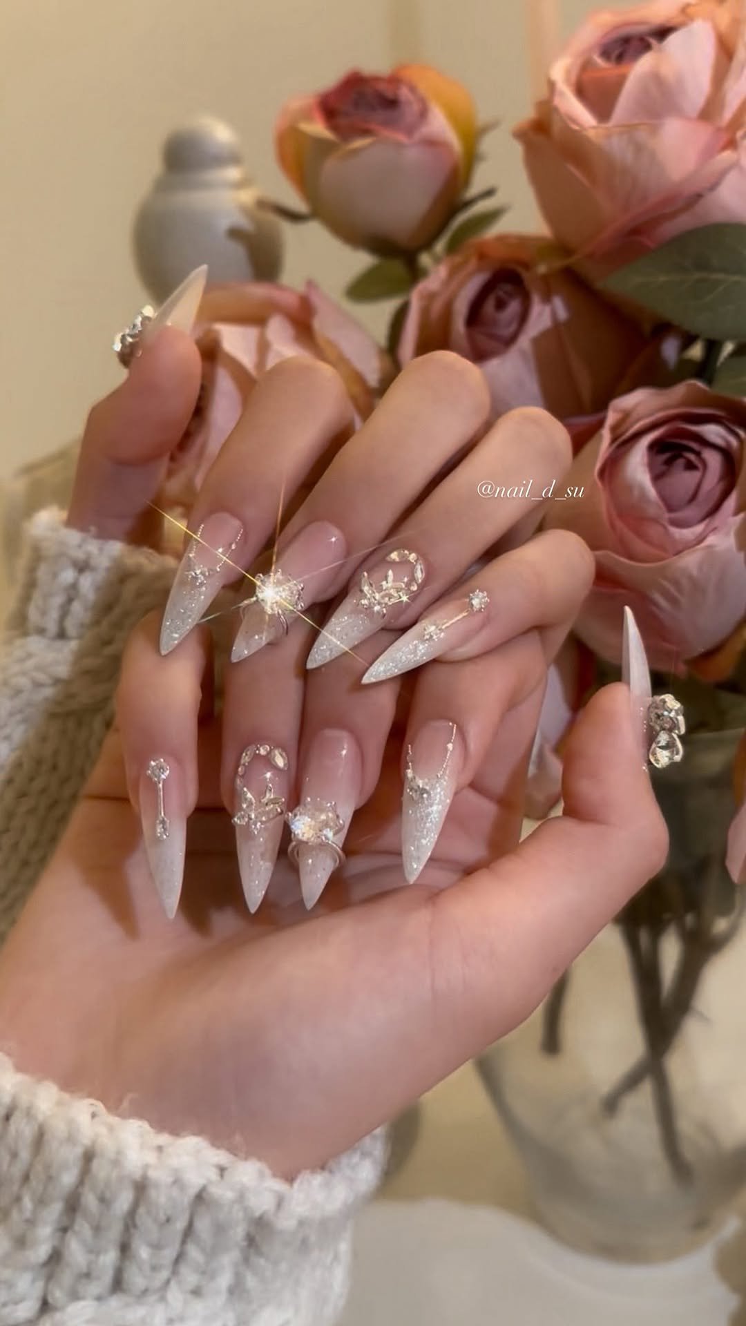 nail_d_su 게시물 이미지: ⠀
⠀
뮤르 신상 레이스 글리터🎀💕

price_119,000

─────────...