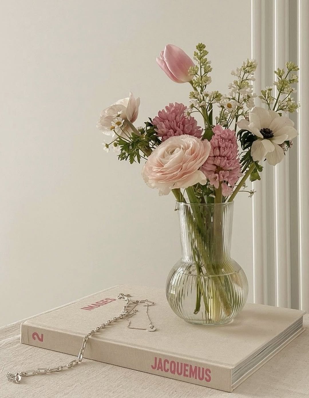 Photo by 네일드수·대전네일·유성네일·대전네일수강 on March 27, 2026. May be an image of bouquet, vase, flower arrangement, peony, baby's-breath, prairie gentian, carnation and text that says '2 2 JACQUEMUS'.