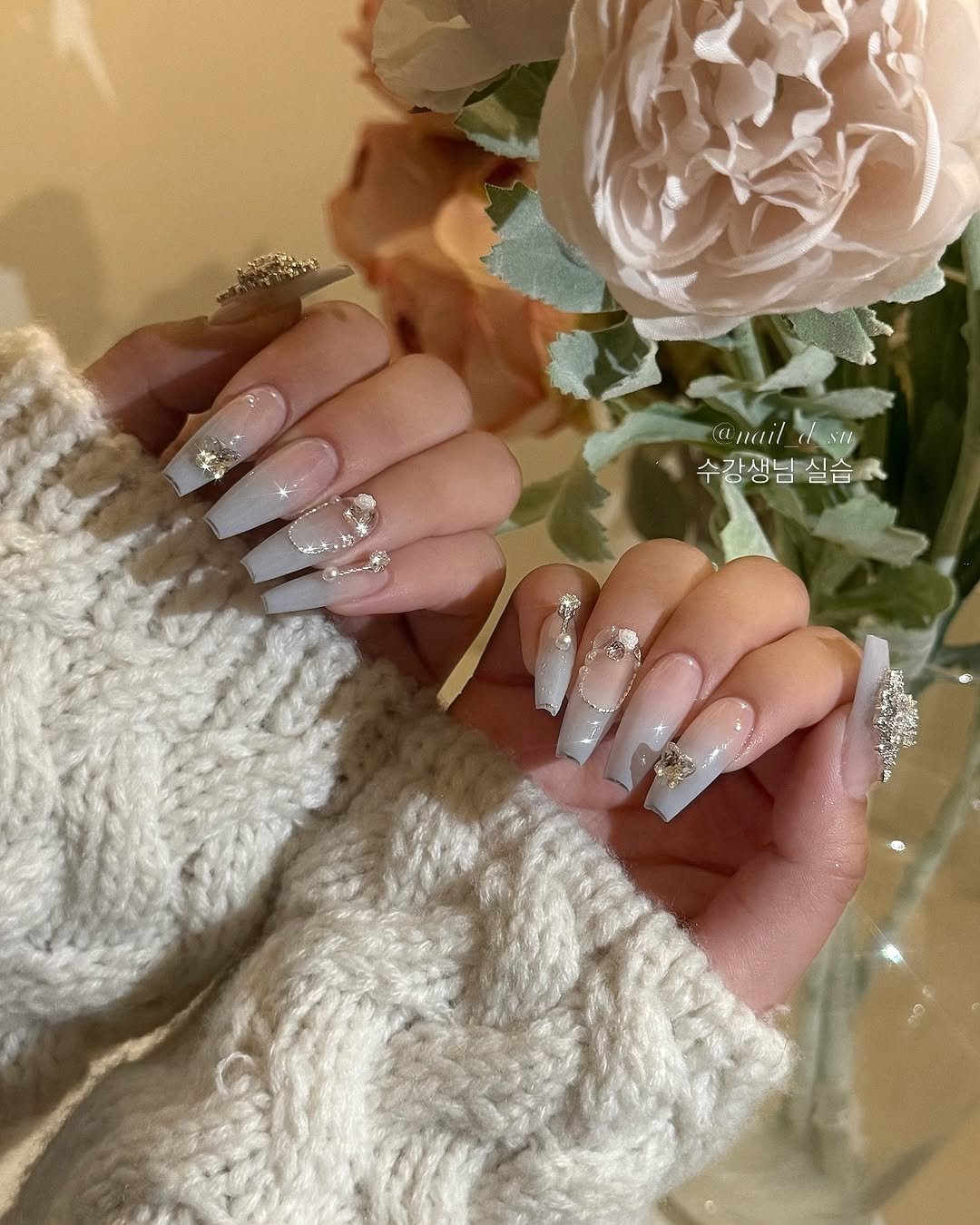 Photo by 네일드수·대전네일·유성네일·대전네일수강 in 대전 원신흥동 with @nail_d_su, and @by.nail_d_su. May be an image of one or more people, fingernails and text.