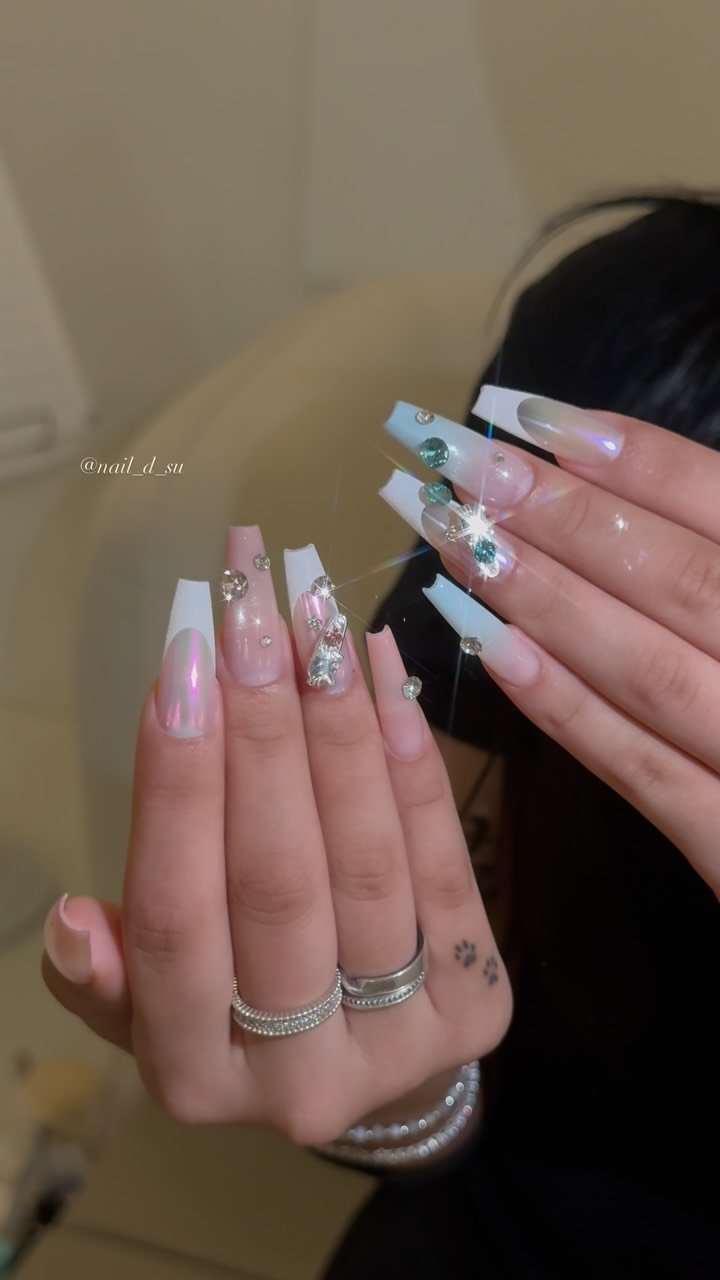 nail_d_su 게시물 이미지: ⠀
고객님 요청 디자인(핀터레스트)
반반 키티 넬 💅
⠀
...