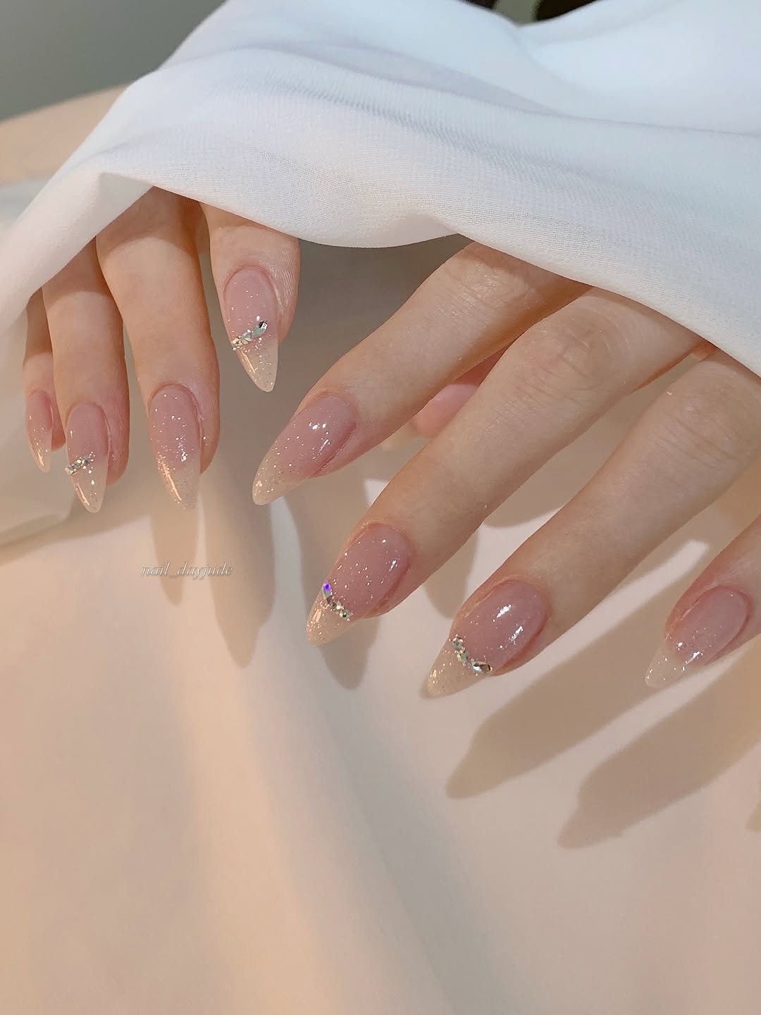 Photo shared by 네일 데이주드♡̴ / 신사네일 압구정네일 on March 03, 2026 tagging @izemikorea. May be an image of one or more people, fingernails and text.