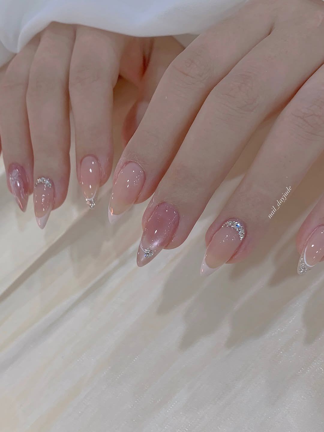 Photo shared by 네일 데이주드♡̴ / 신사네일 압구정네일 on February 10, 2026 tagging @yogurtnail.co.kr. May be an image of one or more people, fingernails and text.