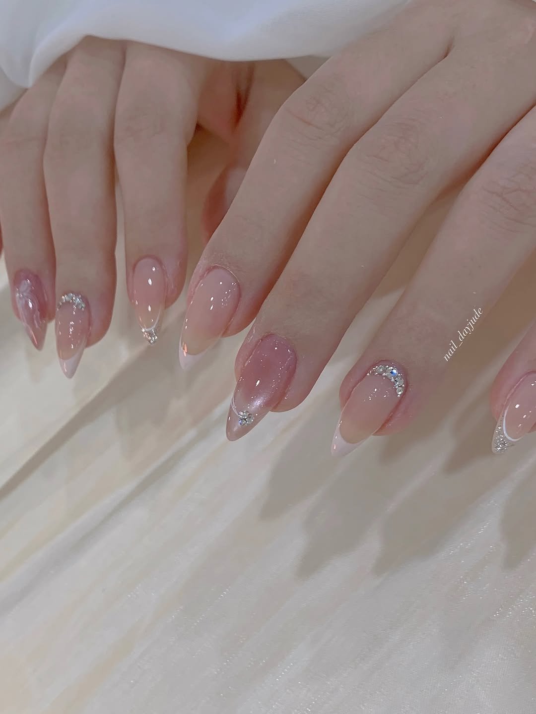 nail_dayjude 게시물 이미지: 로즈쿼츠⋆⁺₊♡

이미 정말 많은 분들이 선택해주신 디자인이에요>___<
사전예약은...