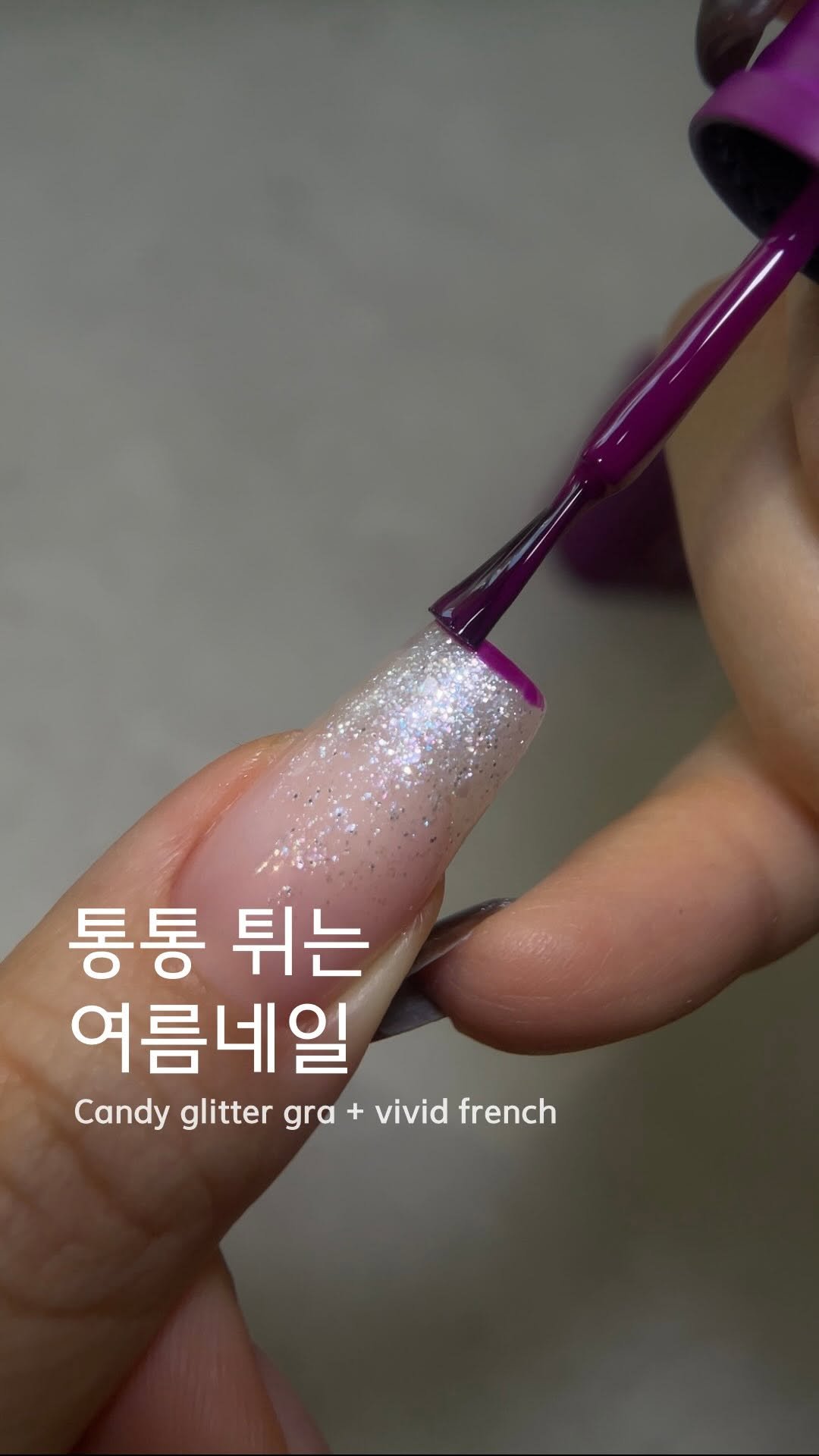 nail_luhwa 게시물 이미지: 여름네일💚
⠀⠀⠀⠀
레브젤 코하쿠토 글리터 그라데이션에
비비드...