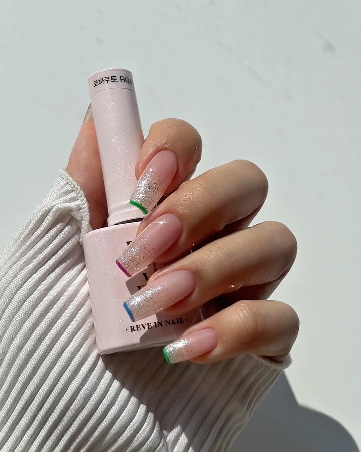 nail_luhwa 게시물 이미지: ⠀⠀⠀⠀
레브젤 코하쿠토 글리터 그라데이션에
비비드한 컬러로 씬프렌치네일...