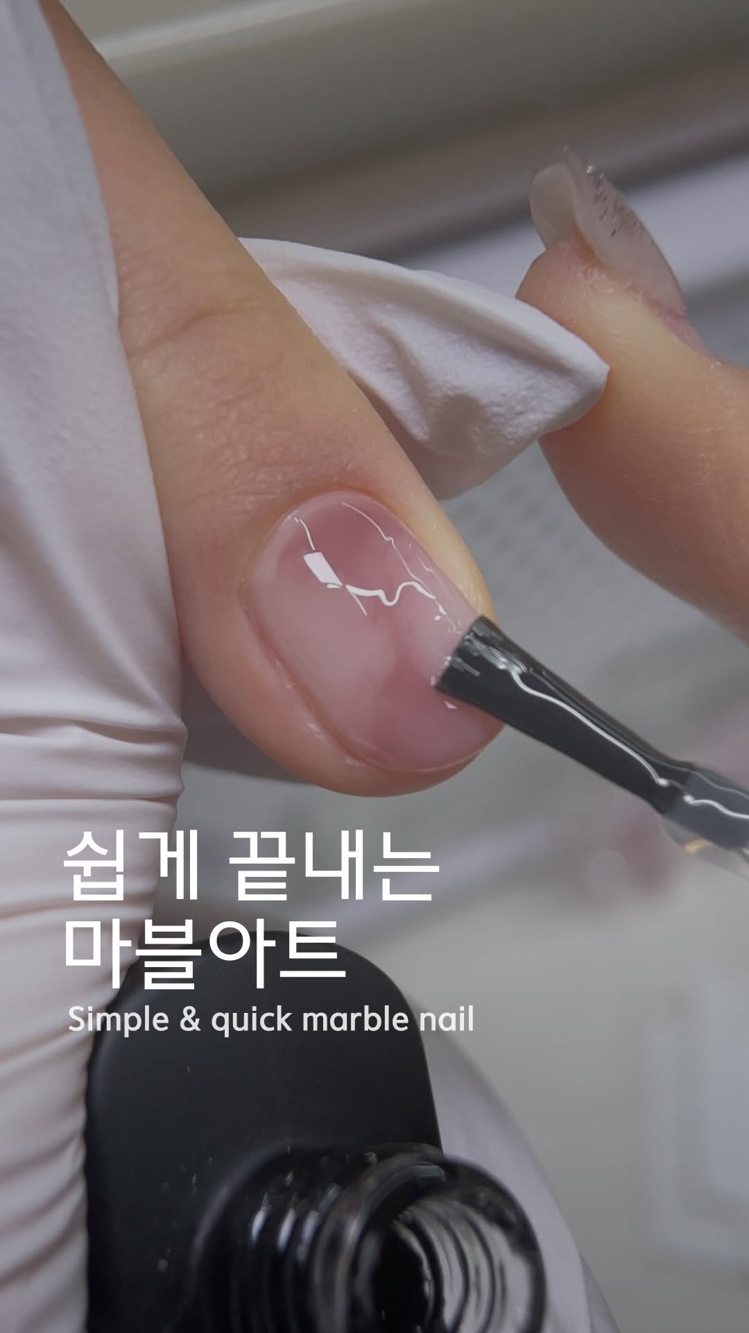 nail_luhwa 게시물 이미지: 쉬운 마블아트✨
⠀⠀⠀⠀
레브젤 컬러보드 시럽네일을
빌더&클리어로 부드럽게 스머지한...