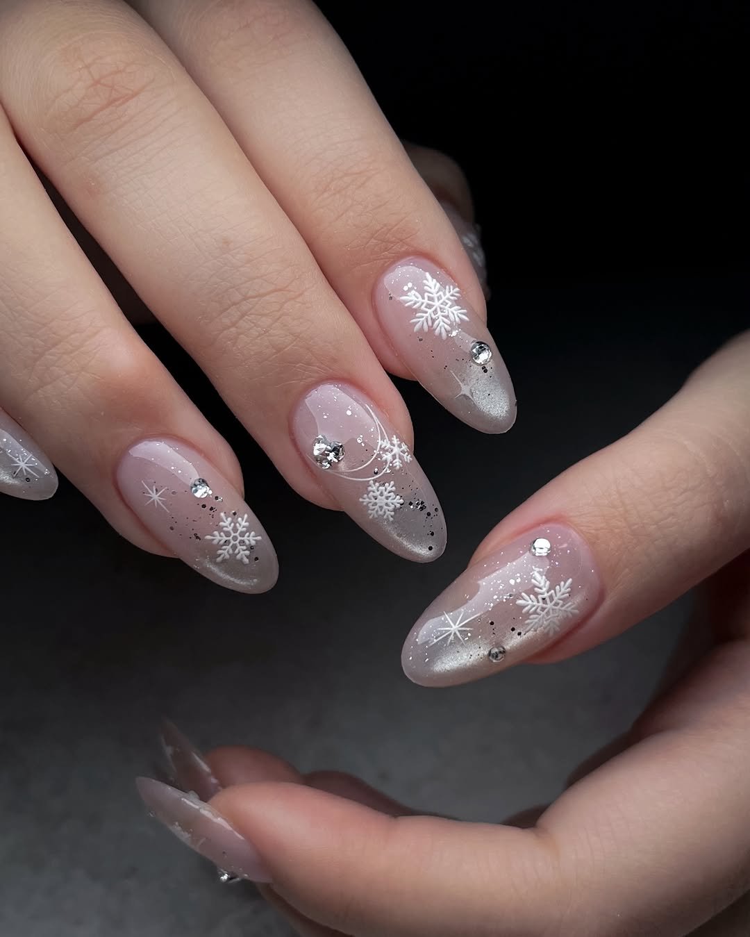 Photo shared by 네일루화 - 망원네일 합정네일 홍대네일 on December 27, 2025 tagging @aurora.queen_official. May be an image of one or more people, fingernails and text.