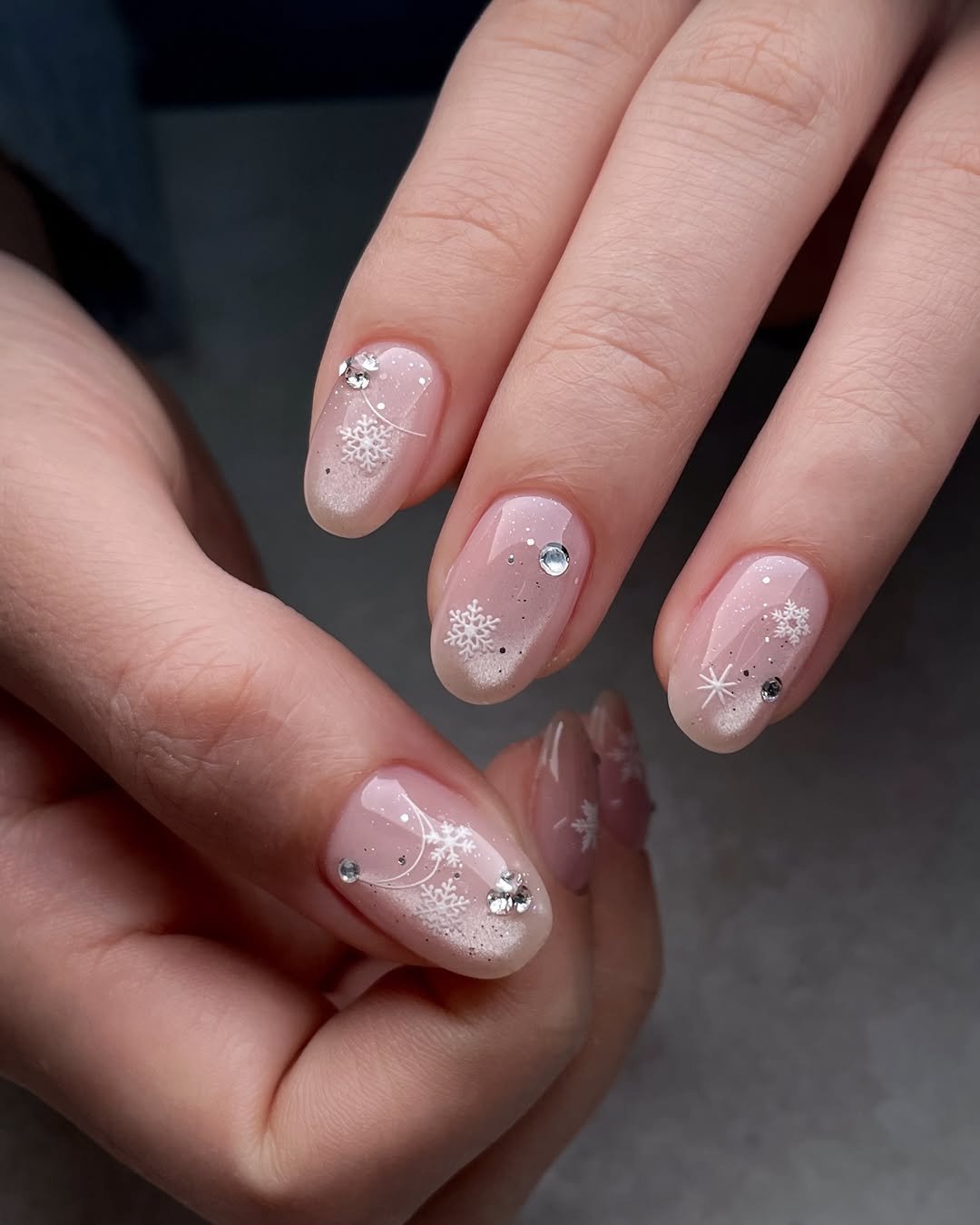 Photo by 네일루화 - 망원네일 합정네일 홍대네일 on December 26, 2025. May be an image of one or more people, fingernails and text.