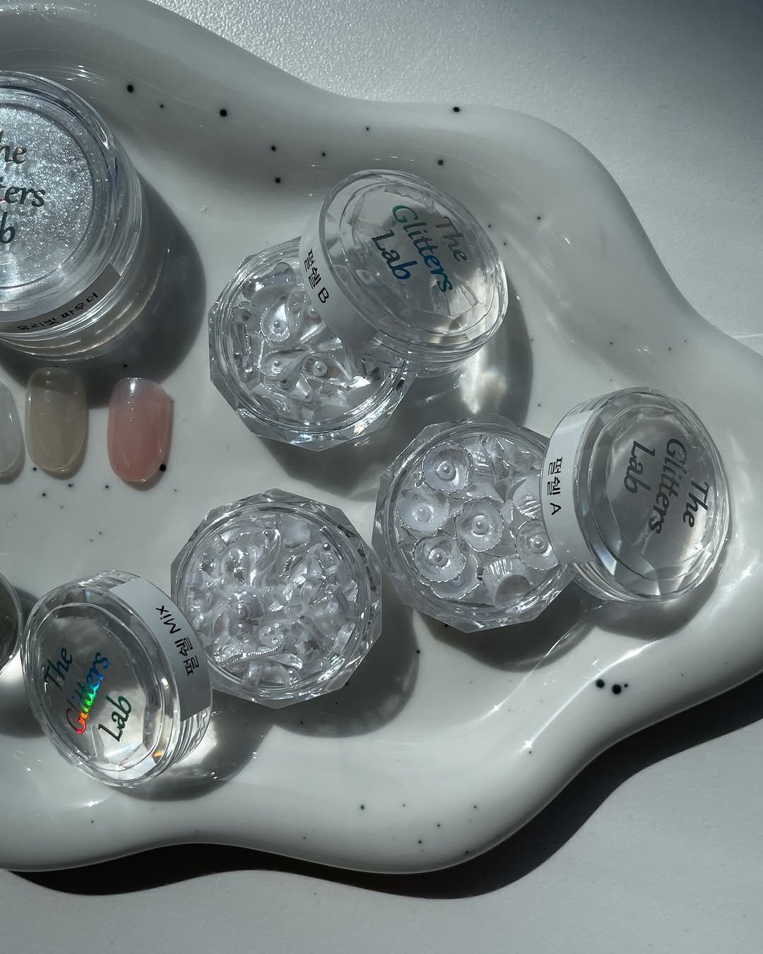 Photo shared by 네일루화 - 망원네일 합정네일 홍대네일 on April 28, 2026 tagging @the_glitters_lab. May be an image of one or more people, makeup and text that says 'バを 쩔센A A は हर 补致 쉘A y XIW La0'.