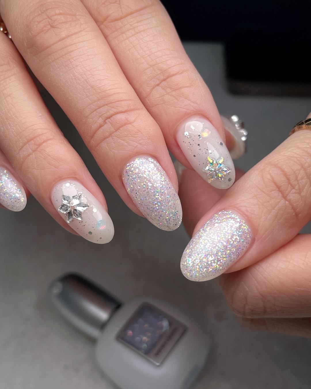 Photo shared by 네일루화 - 망원네일 합정네일 홍대네일 on December 25, 2025 tagging @aurora.queen_official. May be an image of one or more people, fingernails and text.